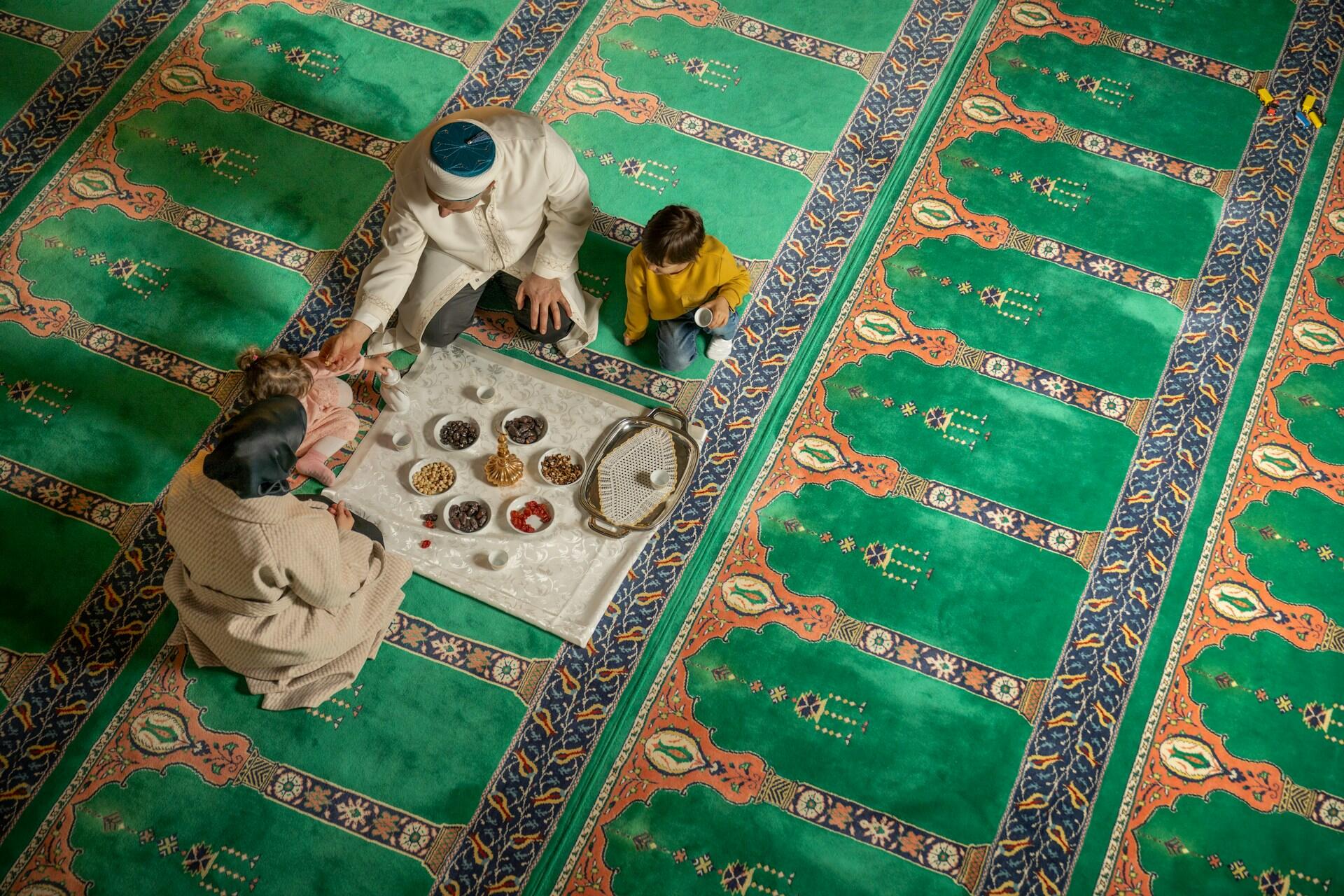Famiglia rompe il digiuno previsto dalla festa del Ramadan.