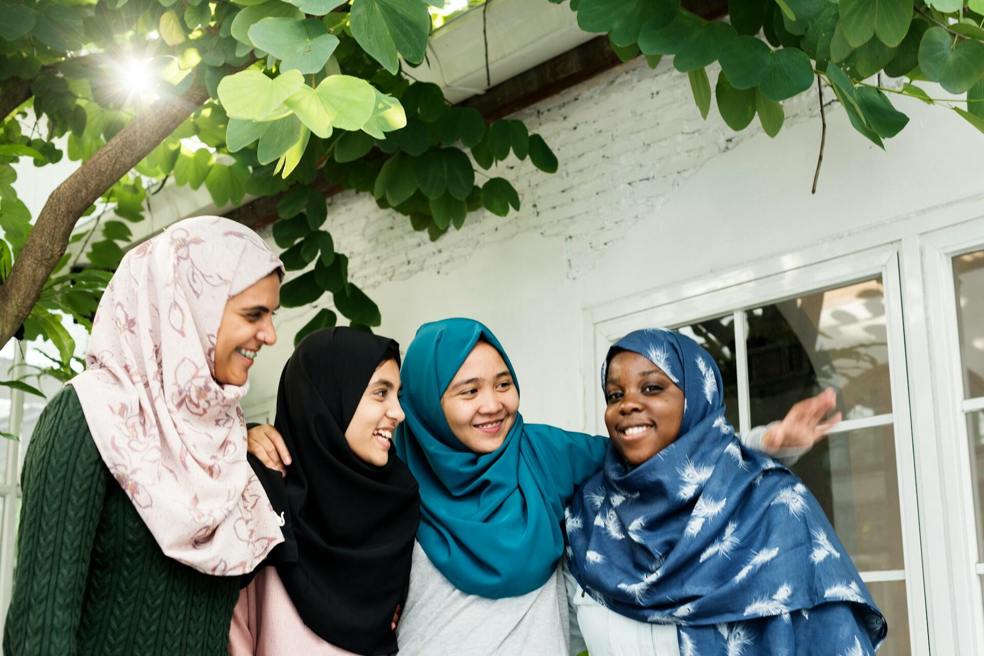 Ragazze musulmane festeggiano l'interruzione del digiuno del Ramadan.