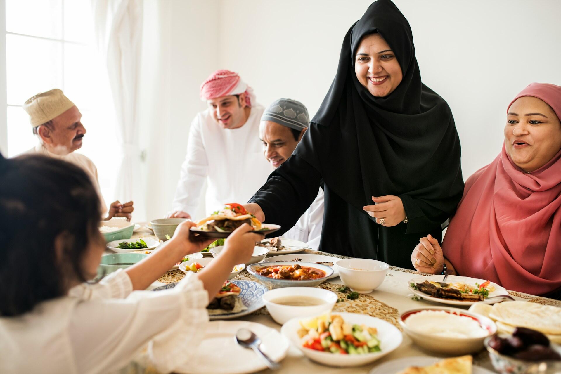 Famiglia a tavola durante l'iftar nel periodo del Ramadan.