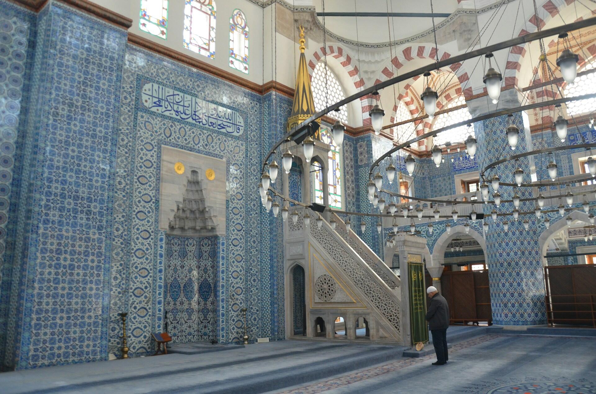 Interno di una moschea durante la festa del Ramadan.