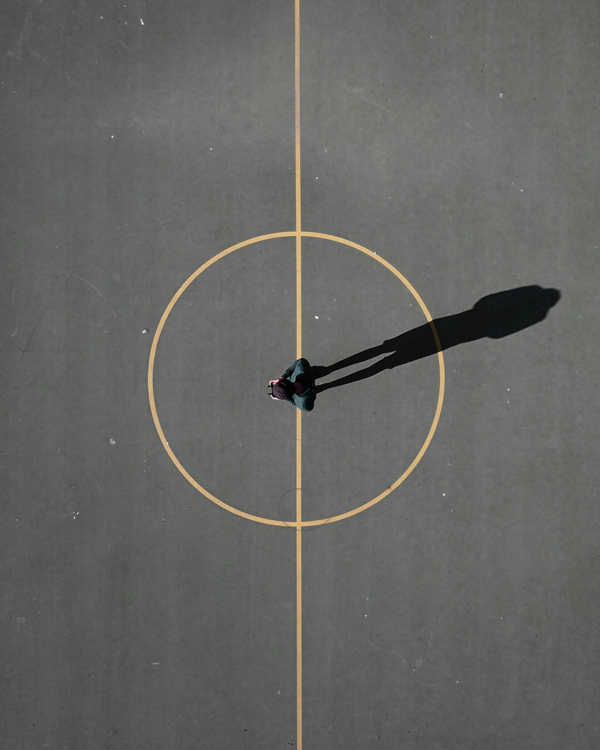 Un campo da basket visto dall'alto.
