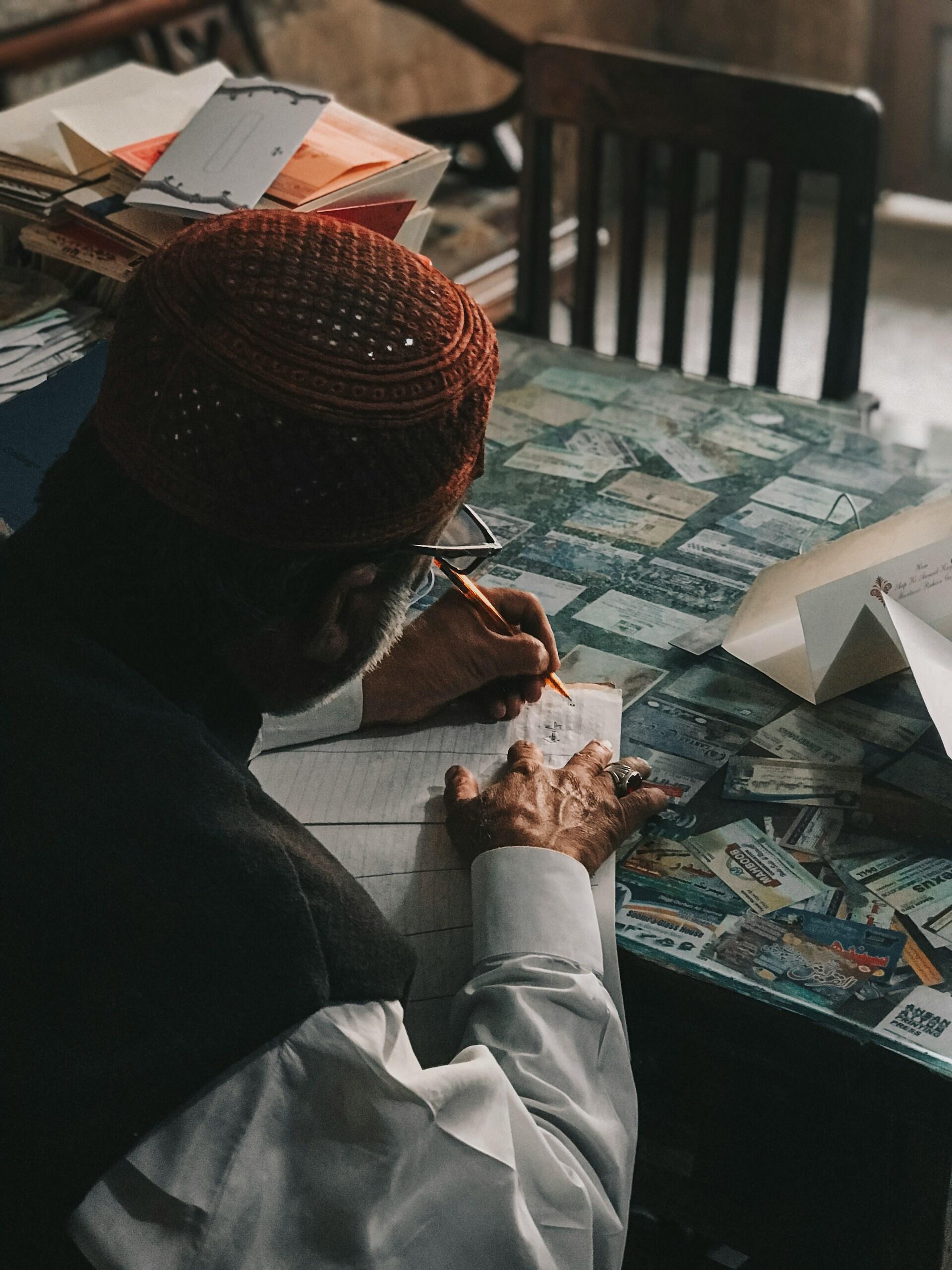 Uomo musulmano lavora durante il mese del Ramadan.