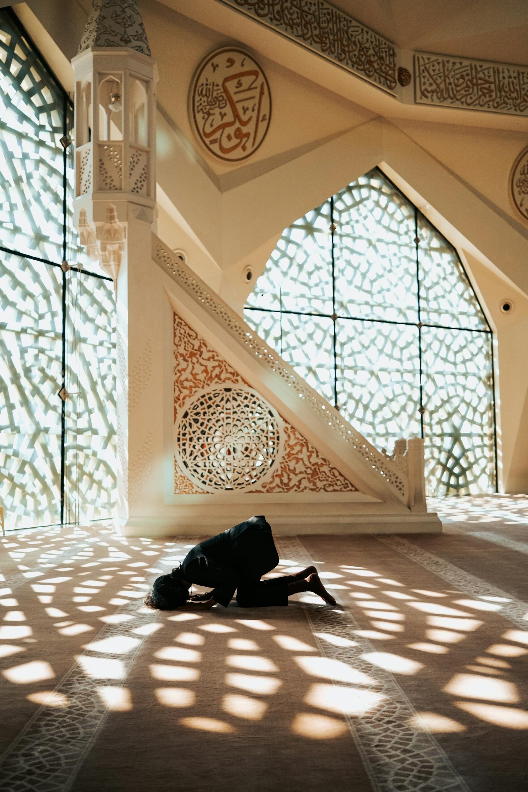 Devoto prega in moschea durante la festa del Ramadan.