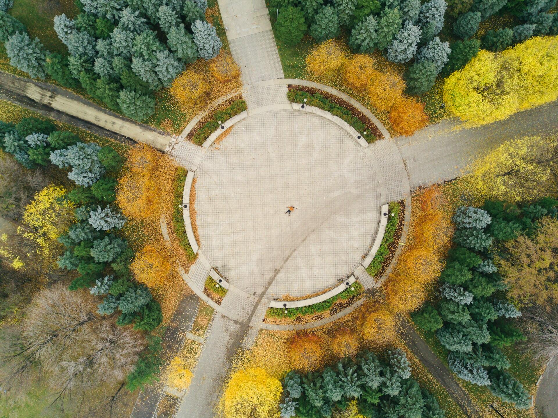 Una piazzetta circolare vista dall'alto.