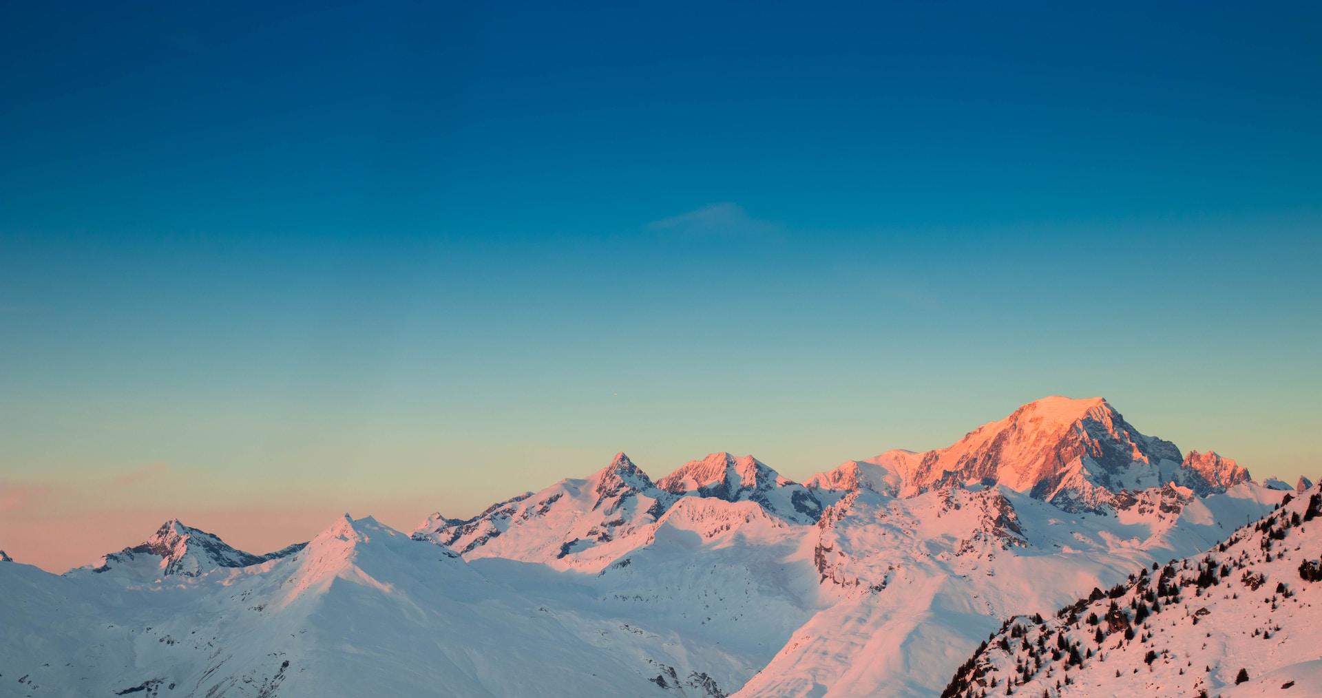 Cime della montagna innevate