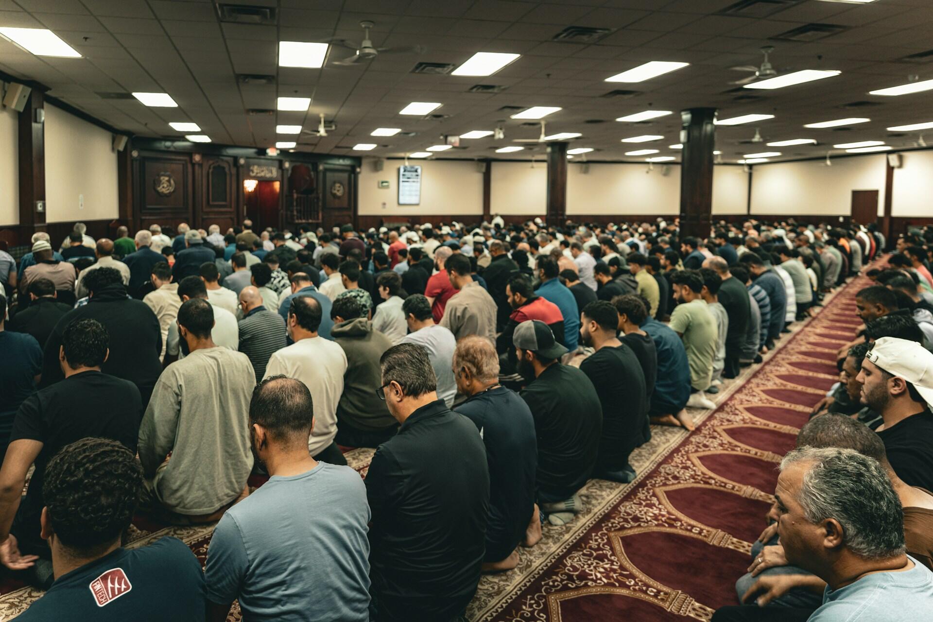 Devoti musulmani in preghiera rispettano i divieti del Ramadan.