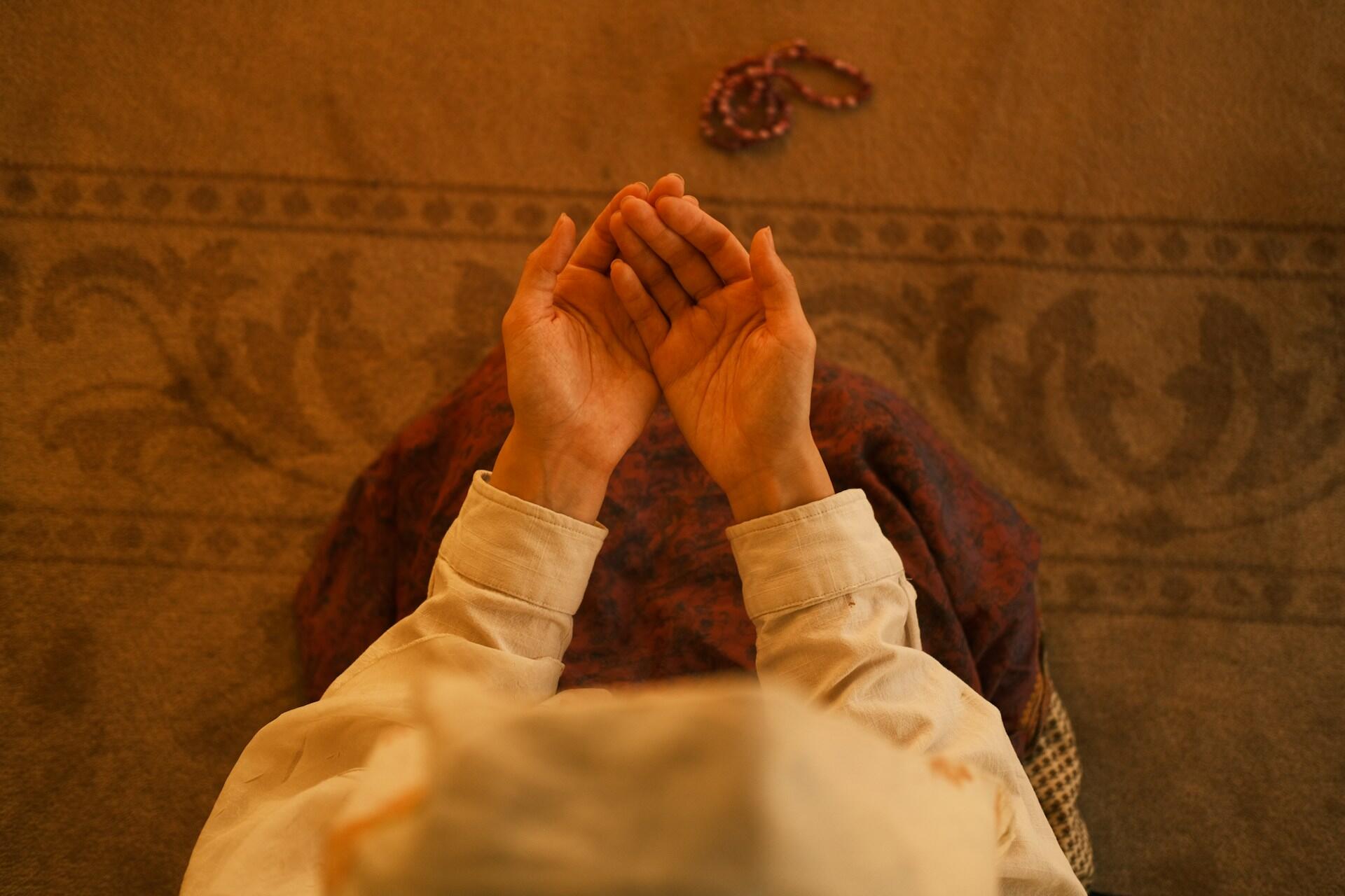 Devoto in preghiera osserva i divieti del Ramadan.