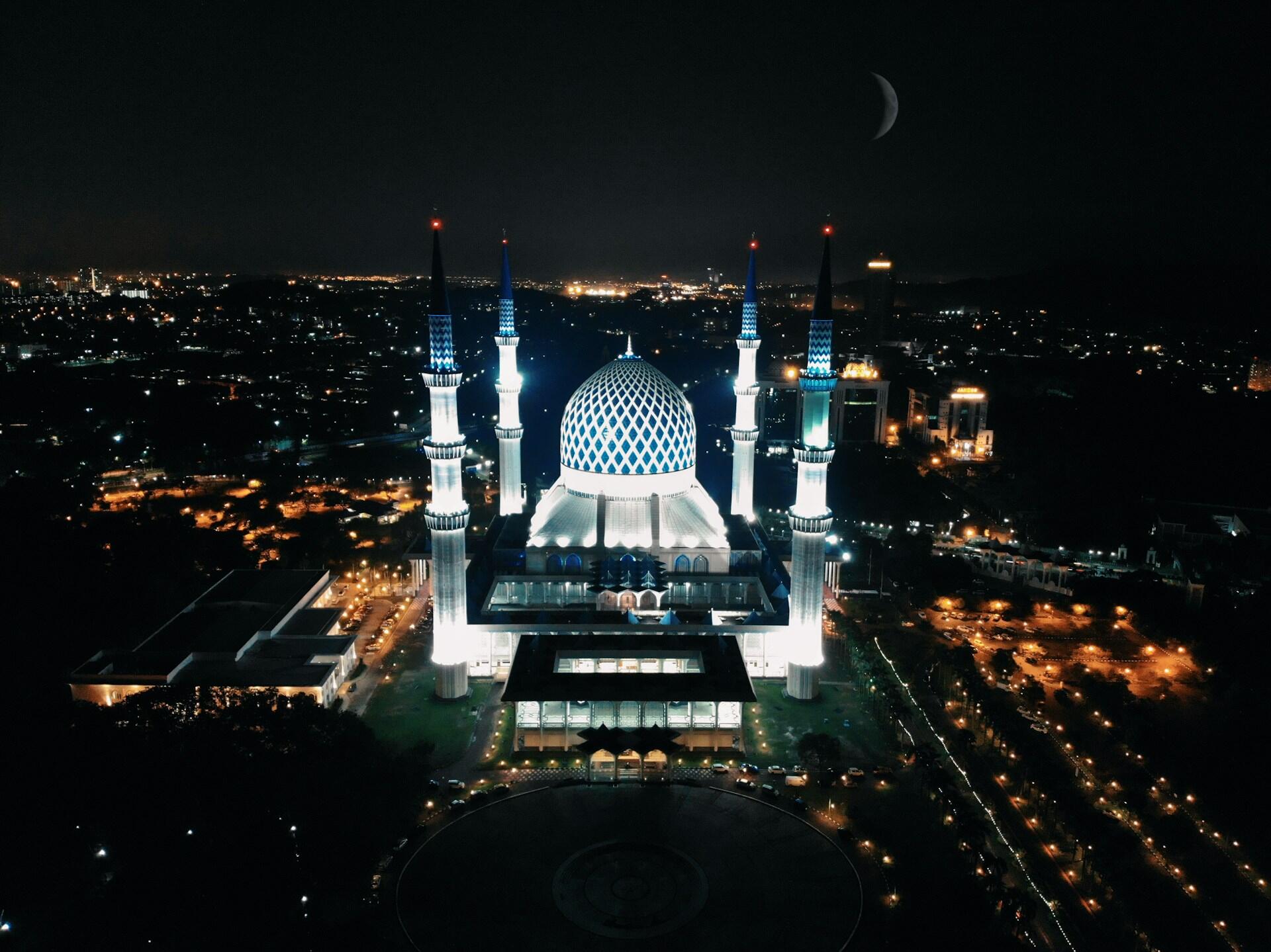 Moschea illuminata nella notte della Laylat al-Qadr durante il Ramadan.