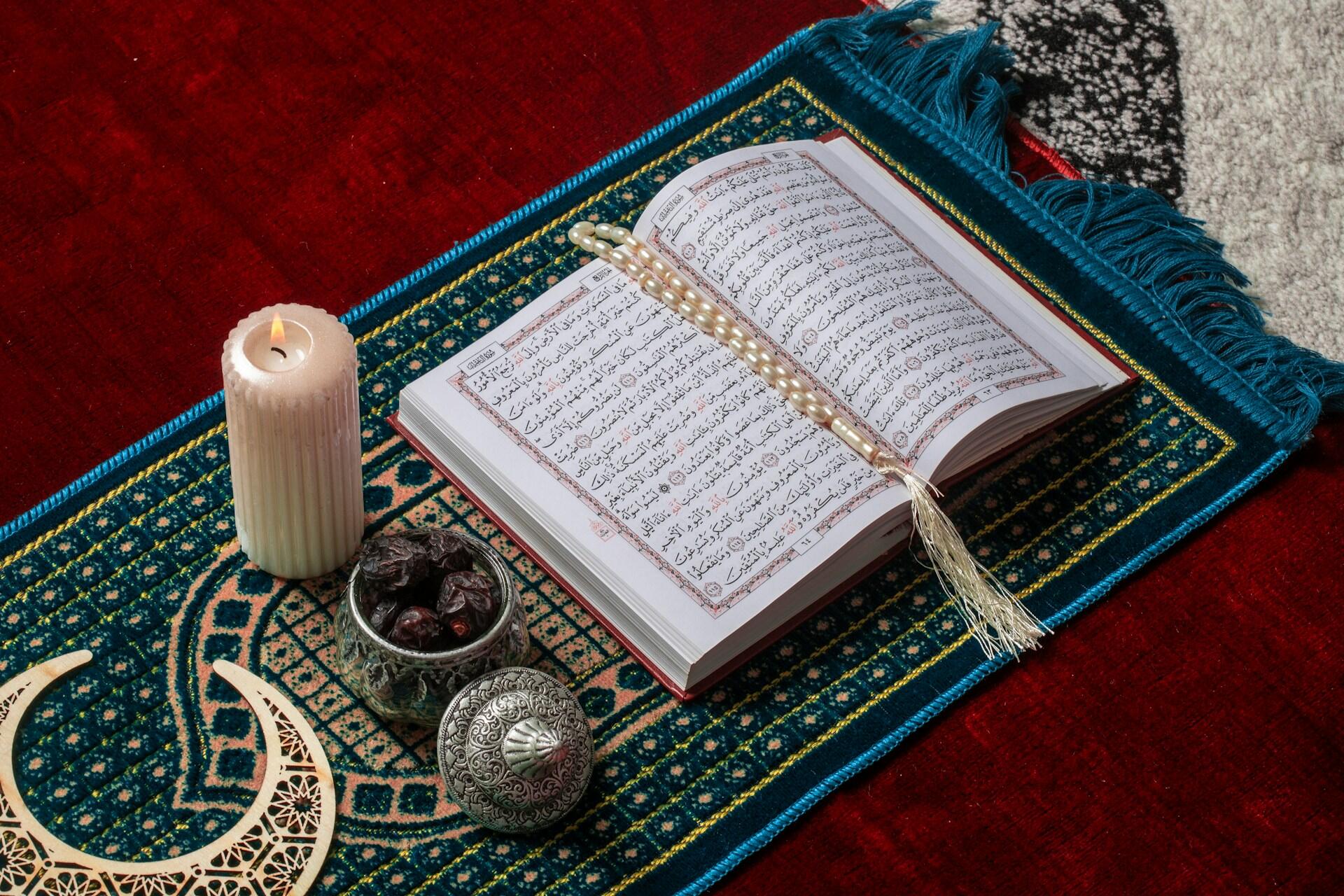 andela, Corano e datteri, tutte cose indispensabili per affrontare il Ramadan..
