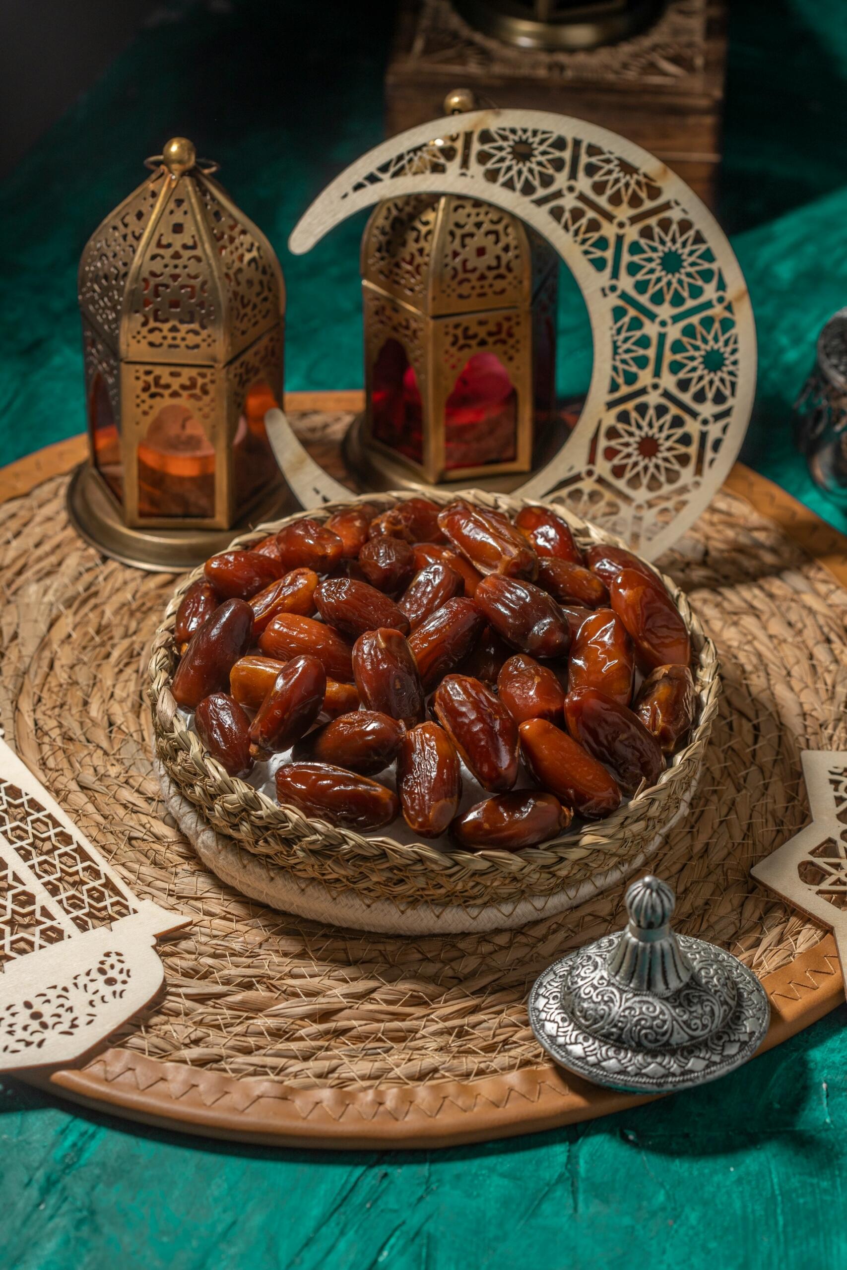 Ciotola di datteri e altri oggetti simbolici del digiuno del Ramadan.