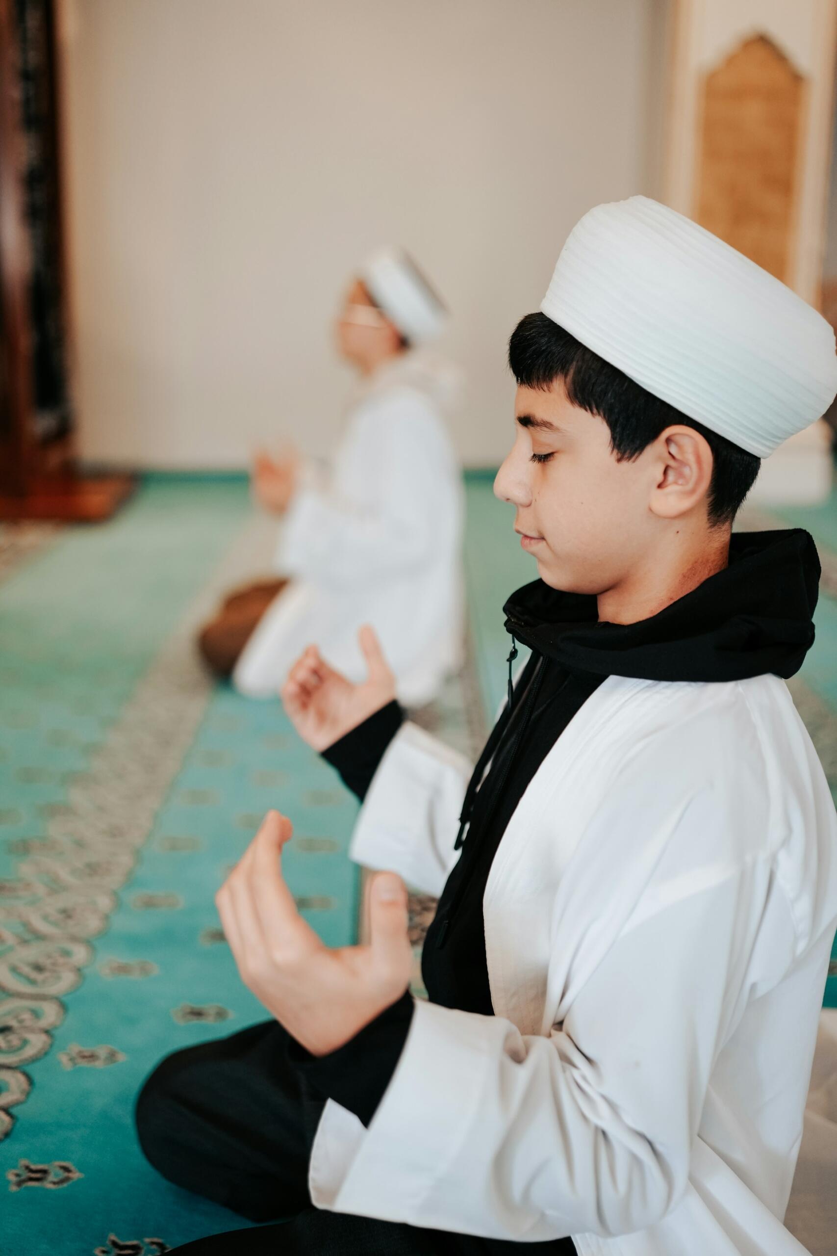 Ragazzi pregano in moschea durante il digiuno del Ramadan.