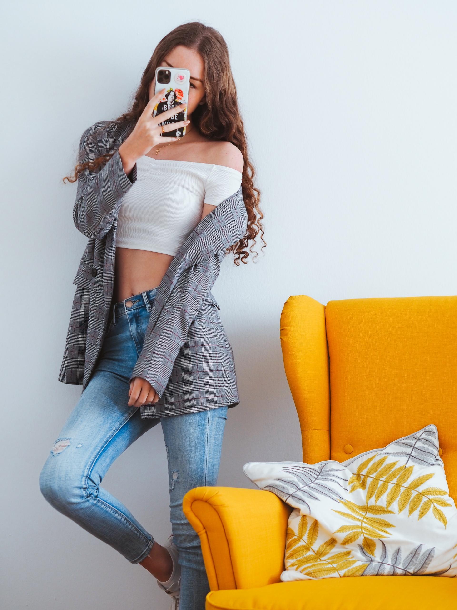 Influencer che scatta una foto da postare sui suoi profili social