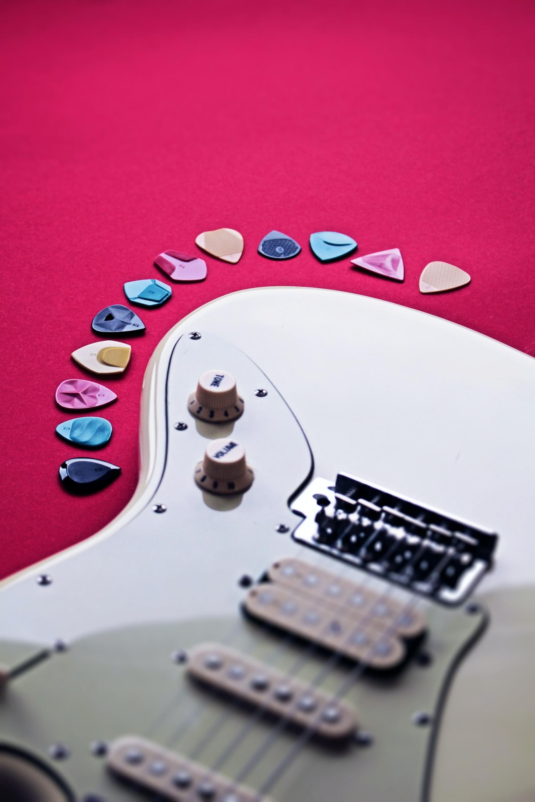 Chitarra elettrica con plettri disposti intorno