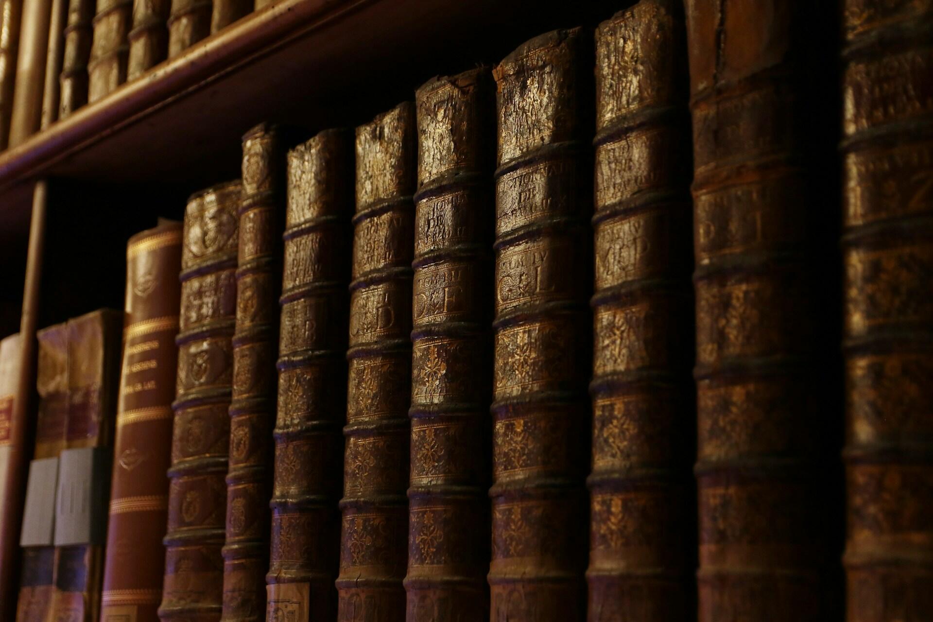 Scaffale di libri scritti da scrittori italiani.