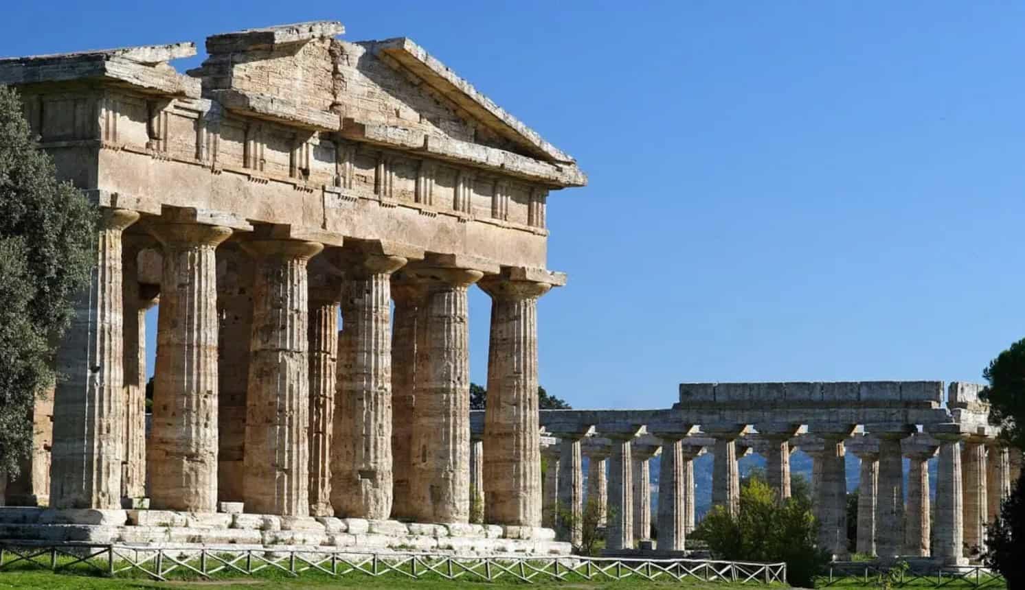 Il greco antico ha una storia suddivisa per età, da quella micenea a quella moderna, passando per il periodo arcaico, classico ed ellenistico che si studiano a scuola.