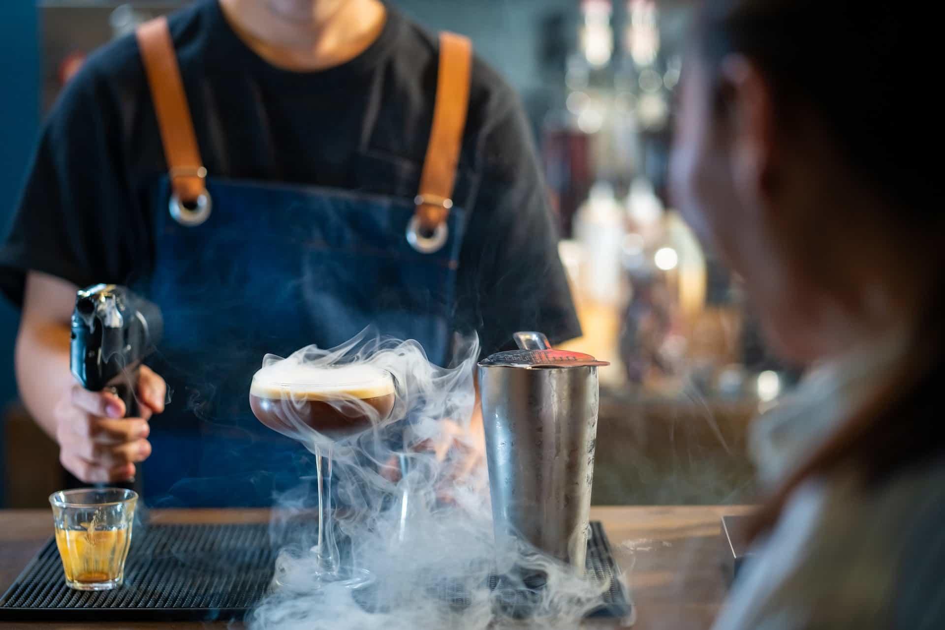 I migliori corsi per barman sono essenzialmente pratici e danno accesso alla strumentazione professionale senza dimenticare la teoria e la storia della miscelazione e la ricerca di nuove ricette per cocktail.