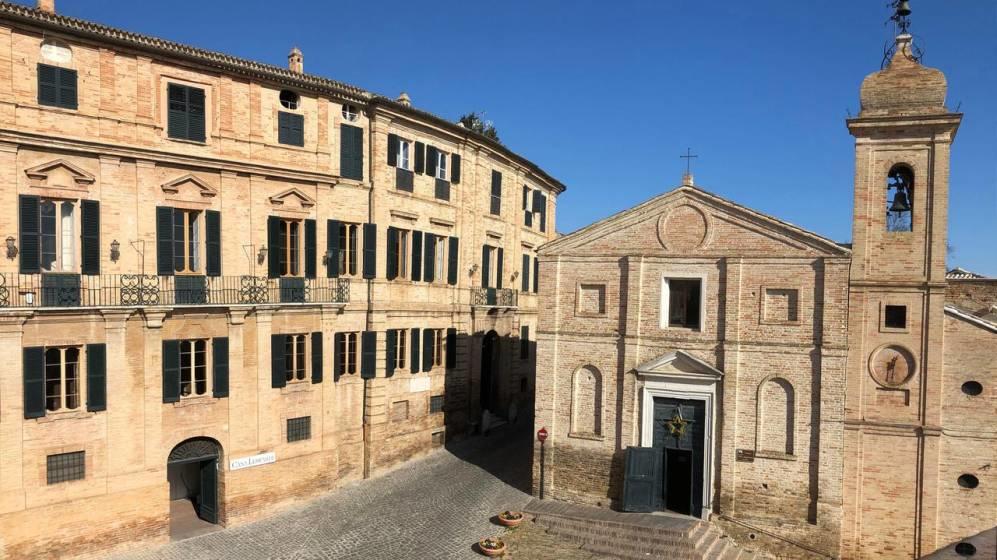 Giacomo Leopardi è cresciuto in una famiglia nobile.