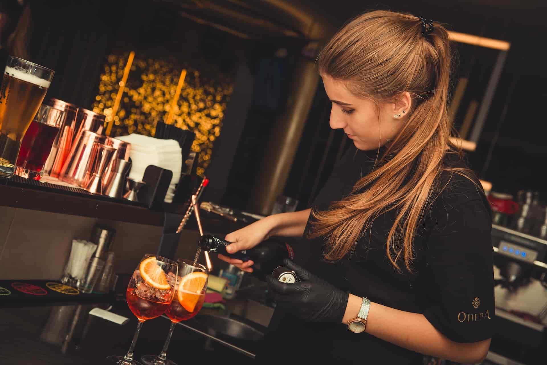 Per diventare barman puoi seguire un corso basic o di specializzazione per bartender.
