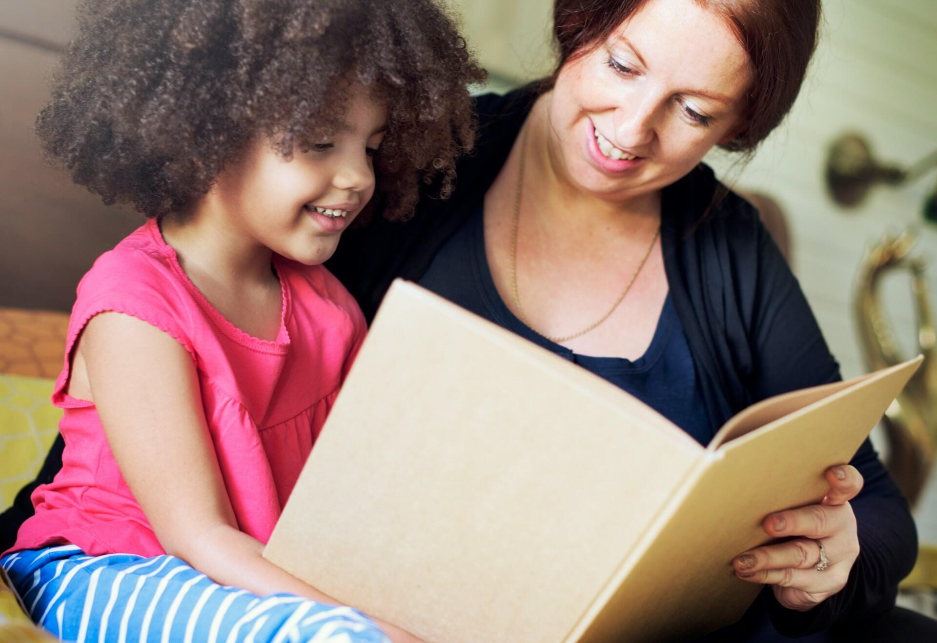 Insegnante con una piccola allieva impegnata a dare leszioni private in regola.