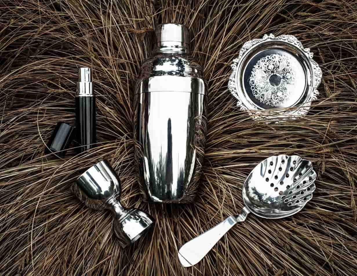 I pezzi insostituibili del tuo kit da barman includono lo shaker e tutte le altre attrezzature di base per la preparazione di cocktail.