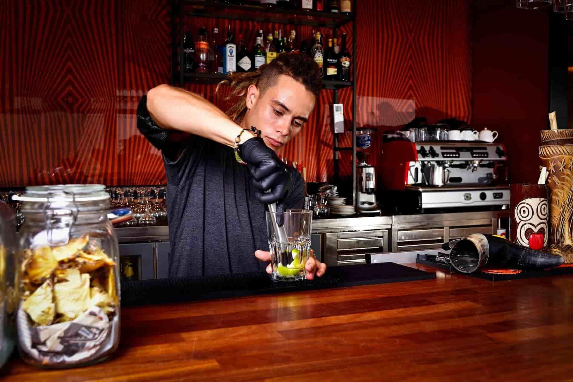 Prima di iscriverti a un corso per barman chiedi informazioni su costi e programma.