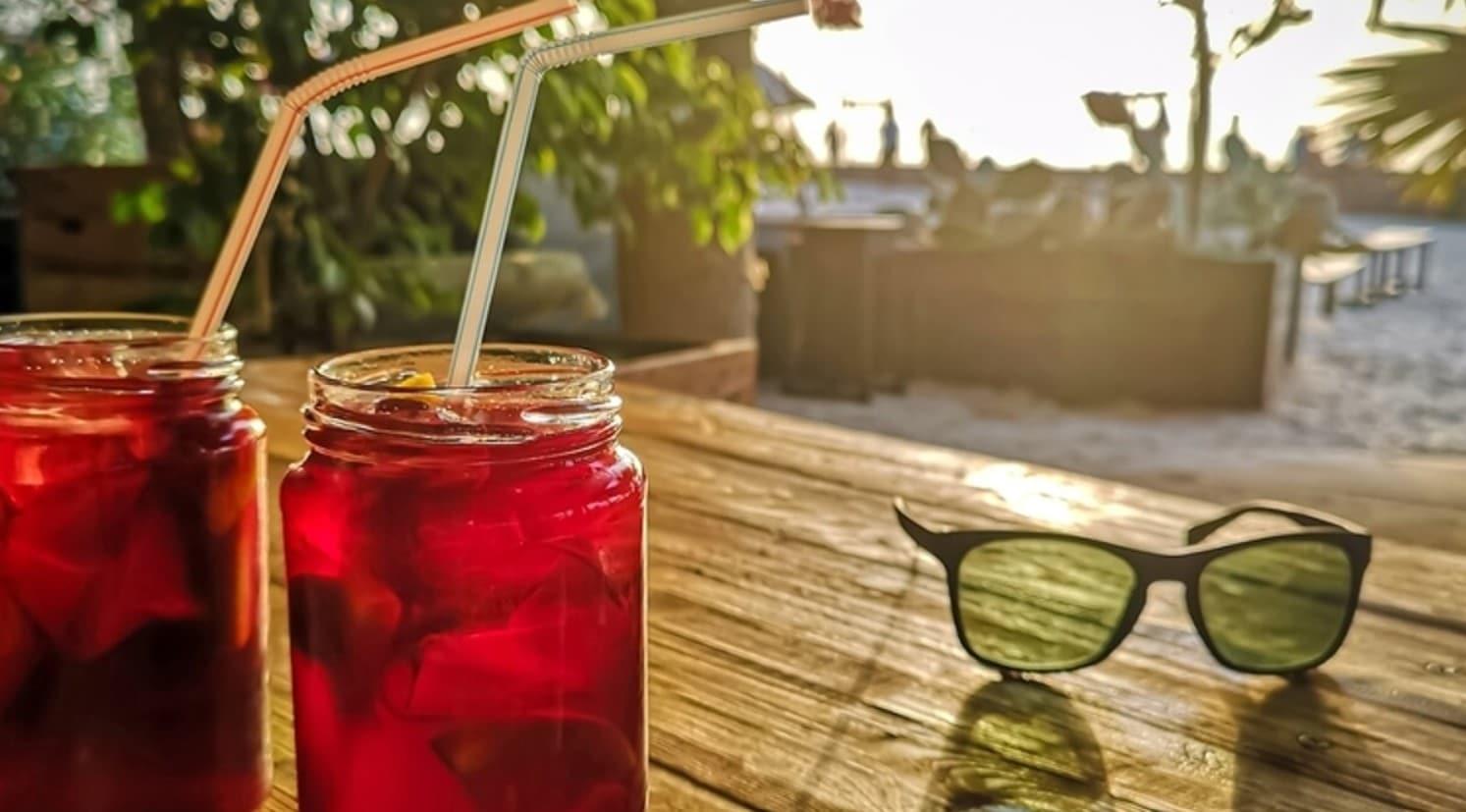 Il red sunset è un cocktail analcolico pensato per chiudere la giornata con la frutta.