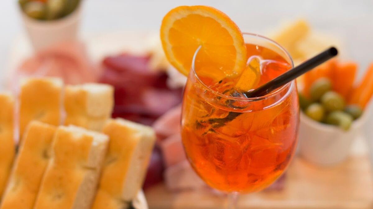 La ricetta del cocktail spritz analcolico sostituisce lo spumante con un bitter analcolico.