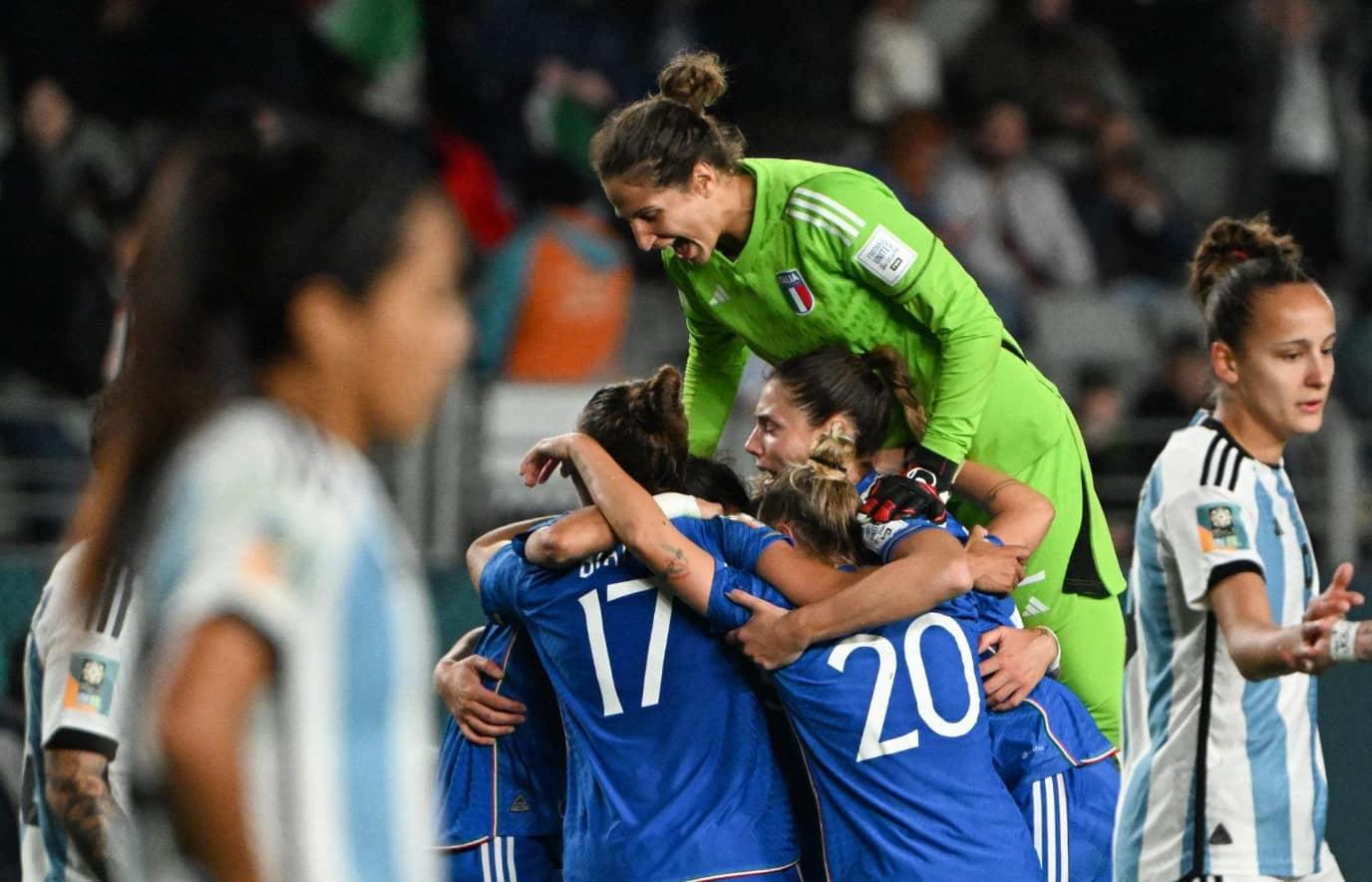 Il calcio femminile italiano ha da poco iniziato la sua crescita verso il professionismo della Serie A, ma regala da quasi un secolo un esempio di forza e spettacolo contro ogni stereotipo di genere.