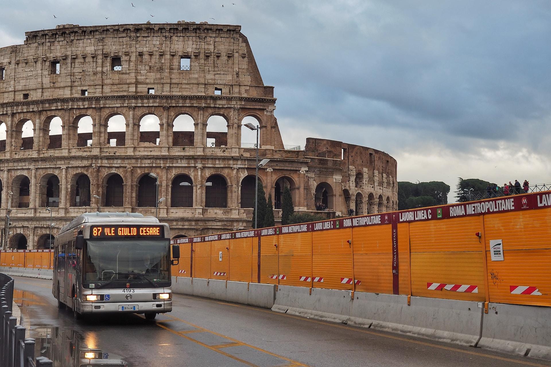 Autobus nelle strade di Roma, davanti al Colosseo