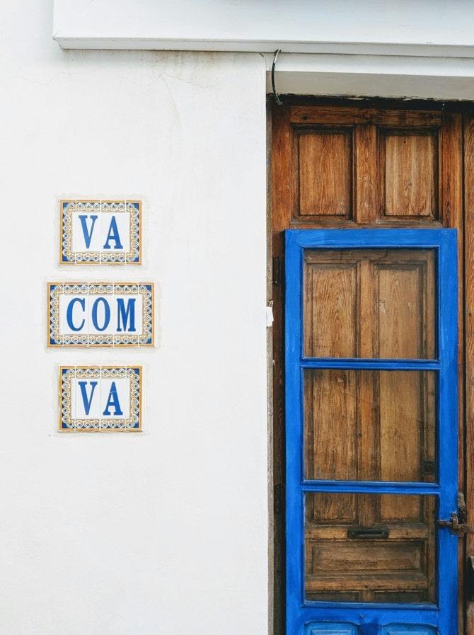 Casa con scritta sul muro Va com va