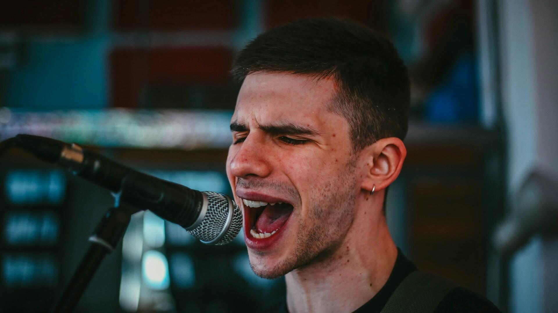 Ragazzo canta in voce piena.