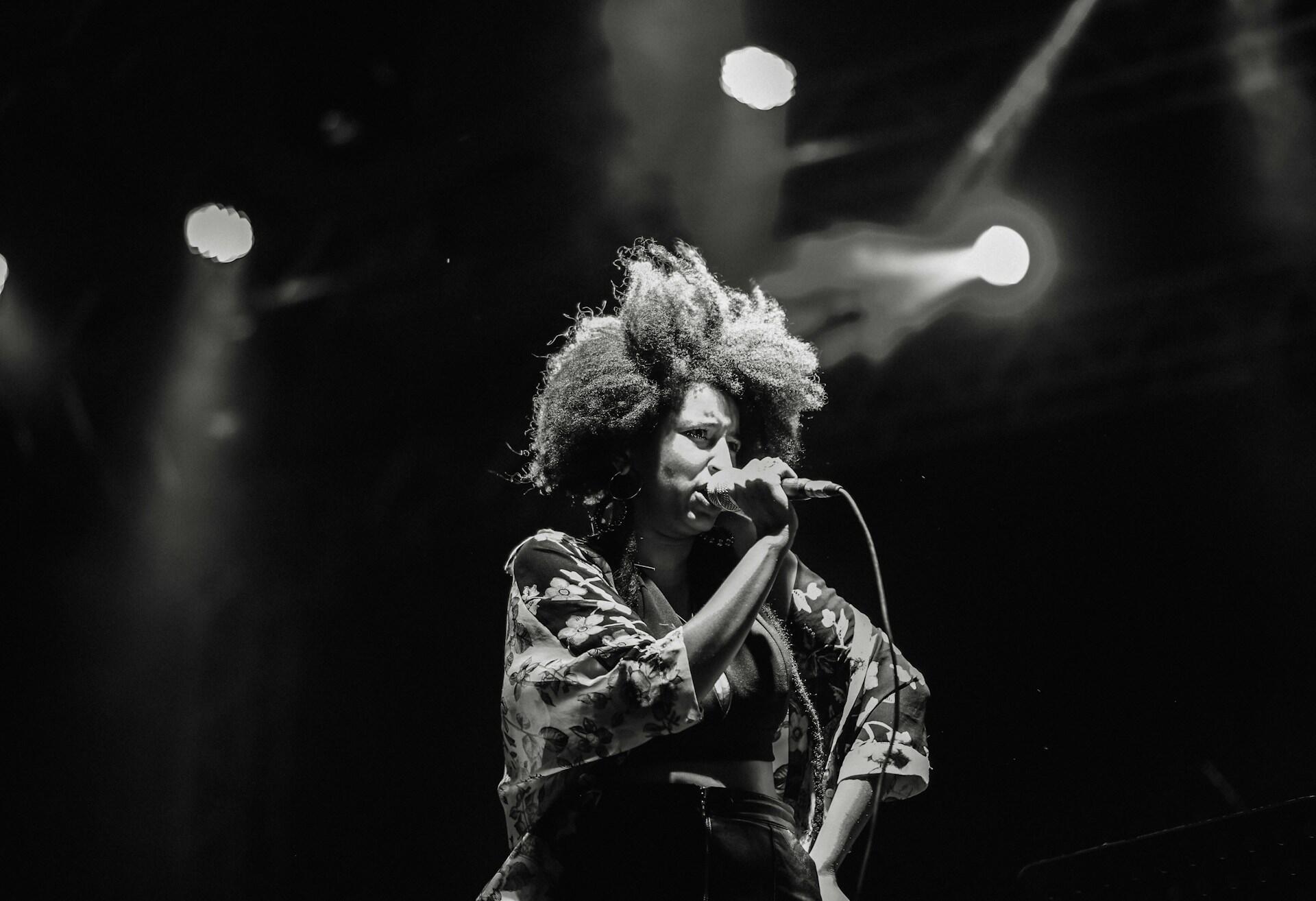 Una cantante si esibisce sul palco, padroneggiando la tecnica.