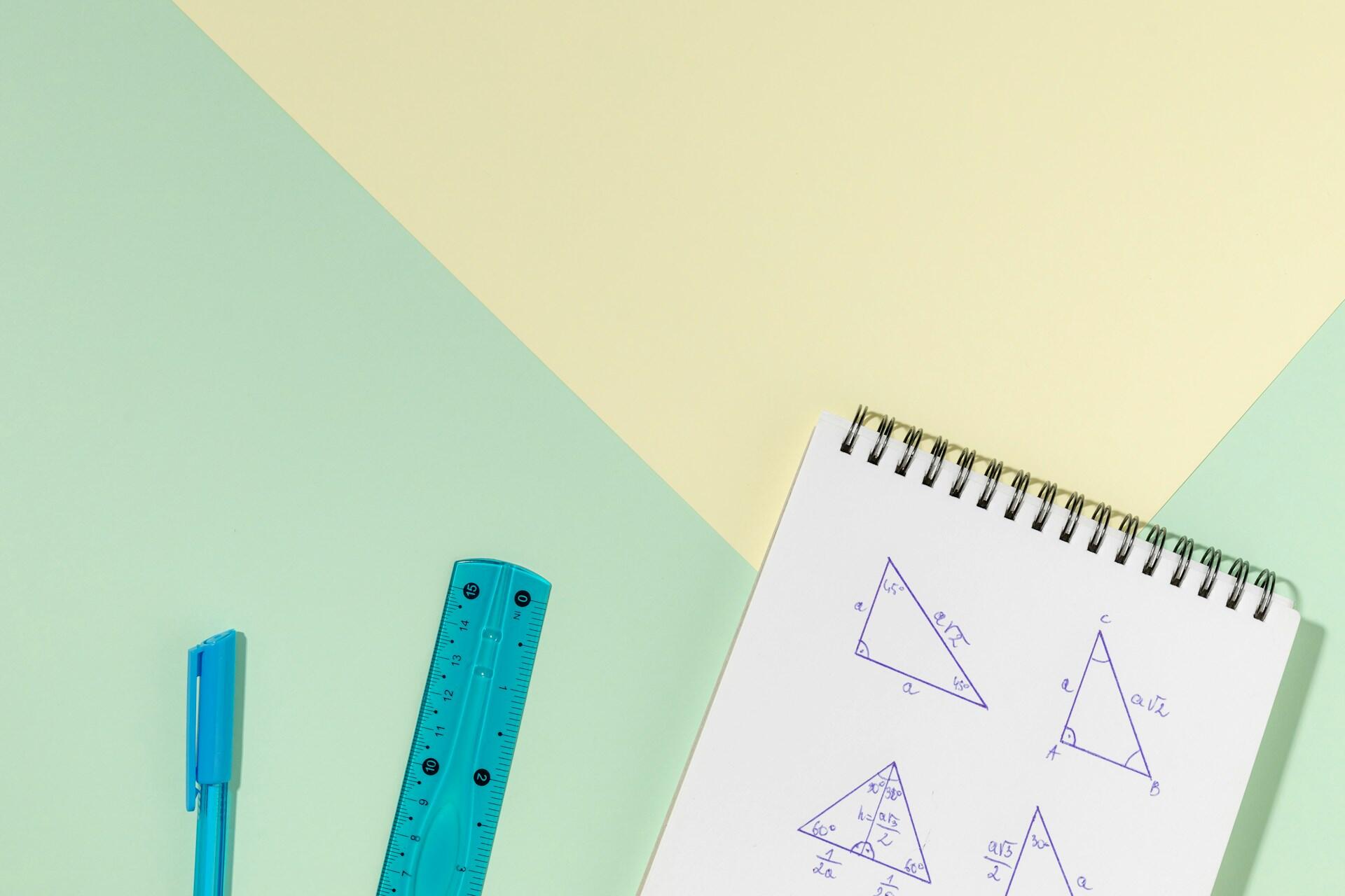 Un quaderno con esercizi di geometria, penna e righello.