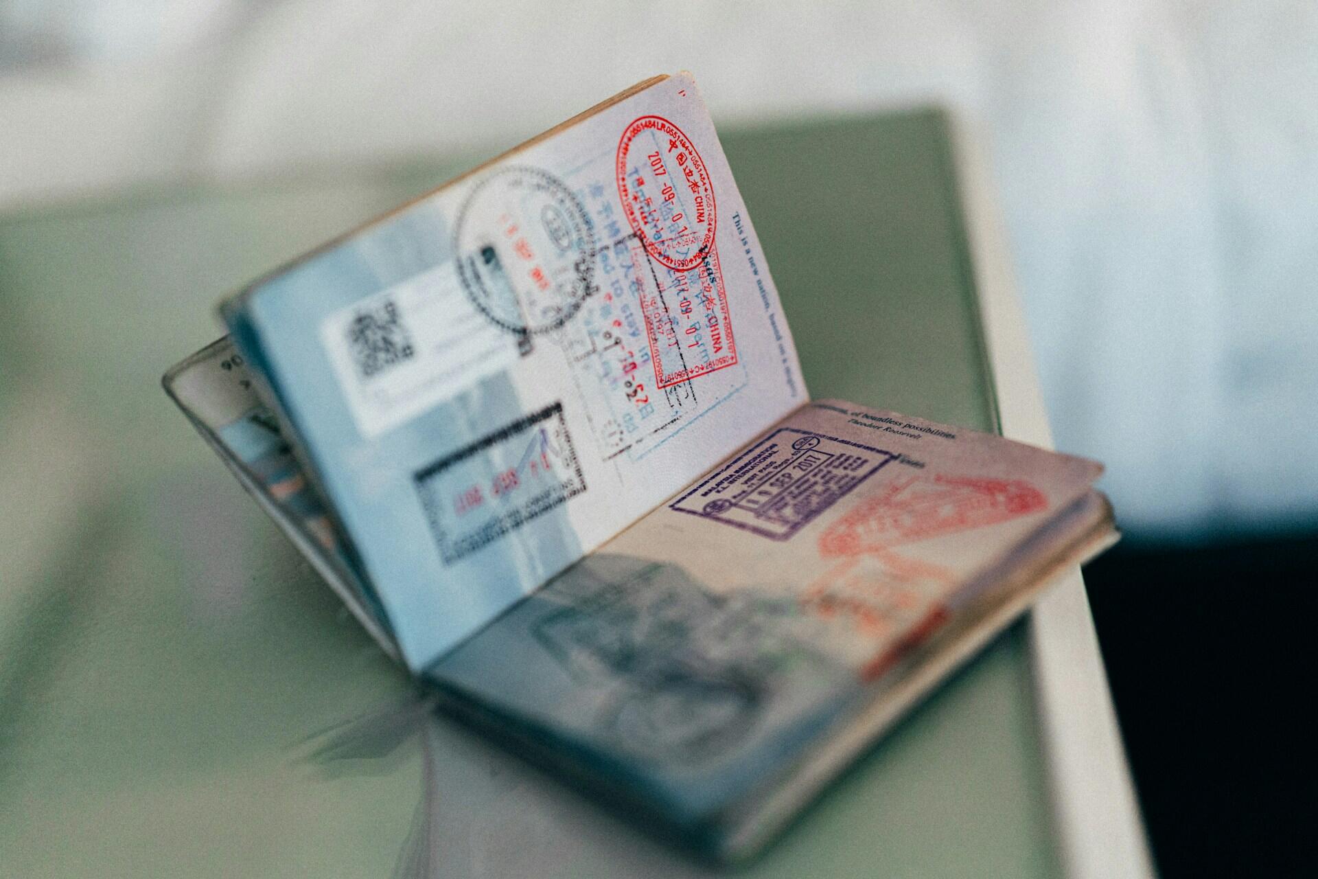 Passaporto aperto a una pagina piena di timbri