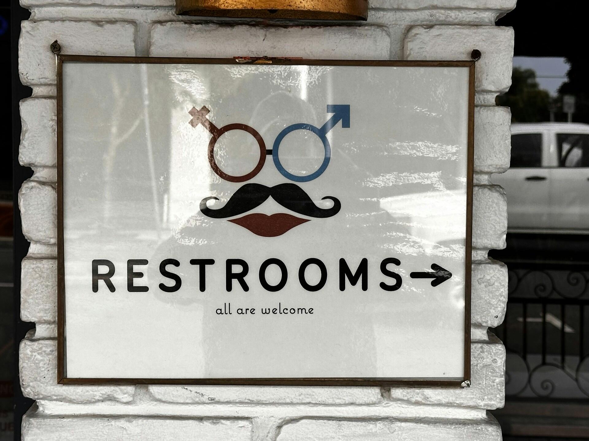cartello con scritta restrooms