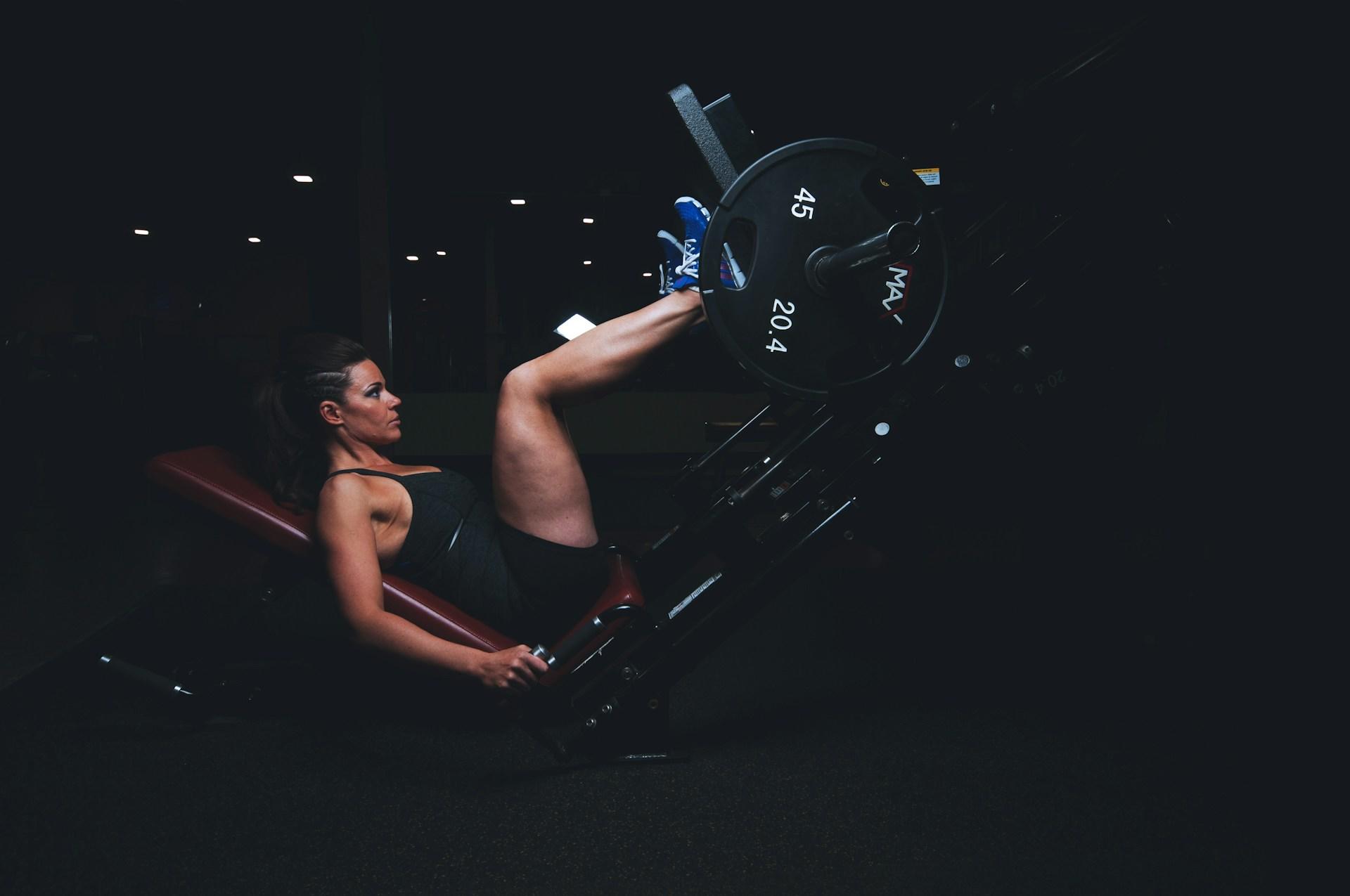 Ragazza che utilizza attrezzi in palestra