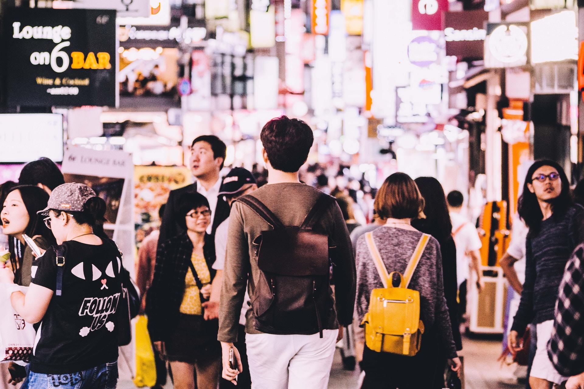 Persone che camminano in una strada di Seul