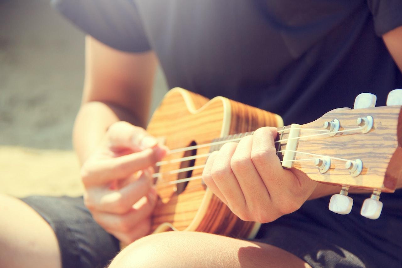 E poi, chissà, da cosa nasce cosa: un giorno i video di te che suoni l’ukulele potrebbero impazzare su Youtube.