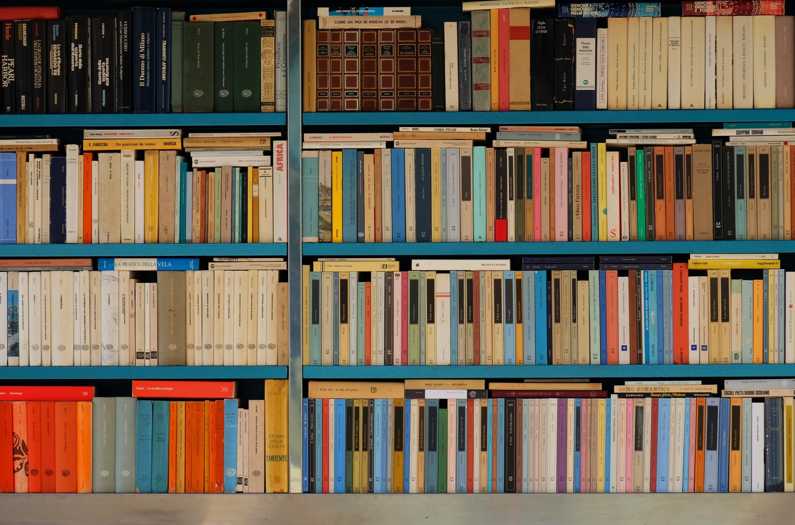 Chi non possiede almeno un libro Adelphi?