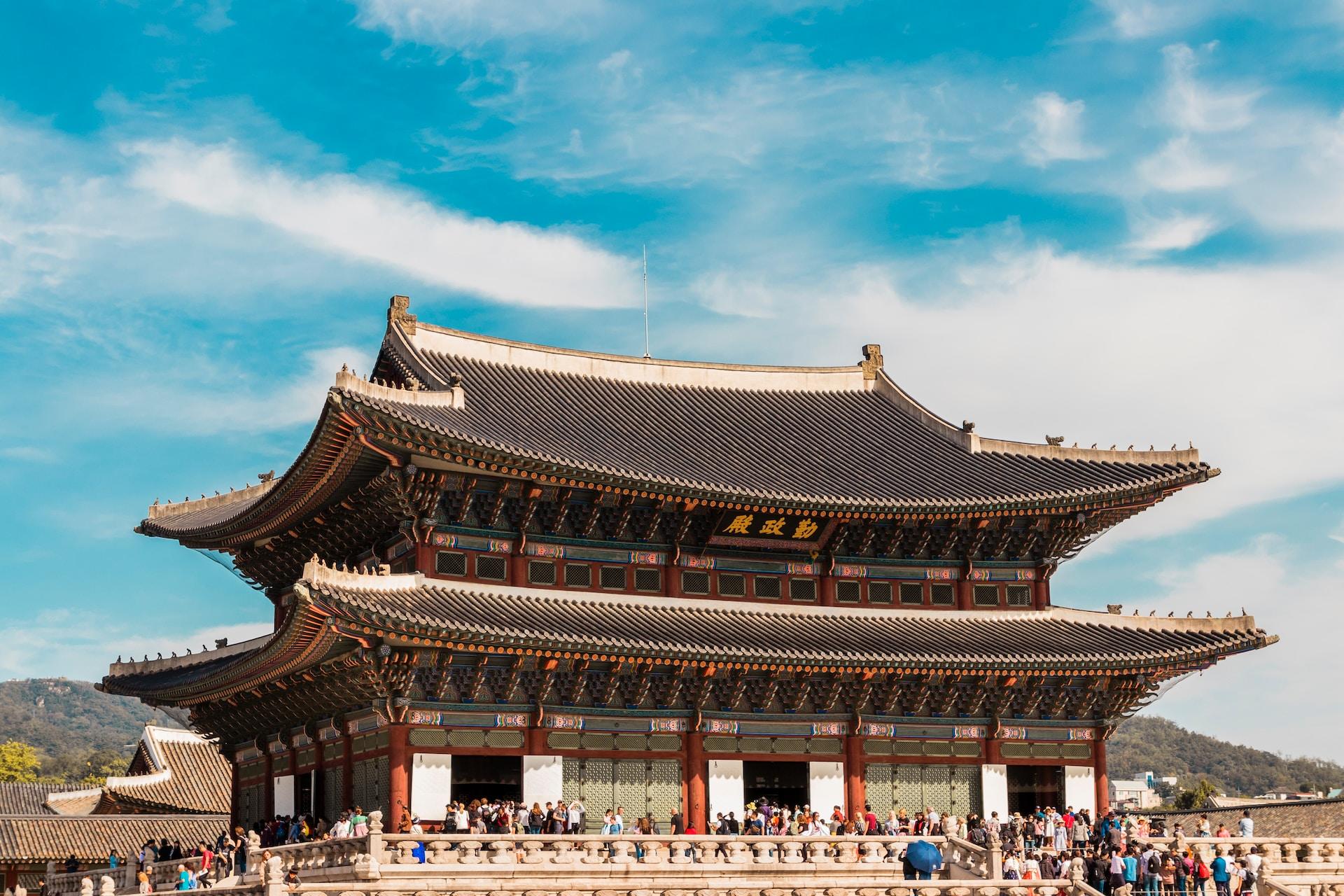Palazzo Gyeongbokgung con turisti che lo visitano