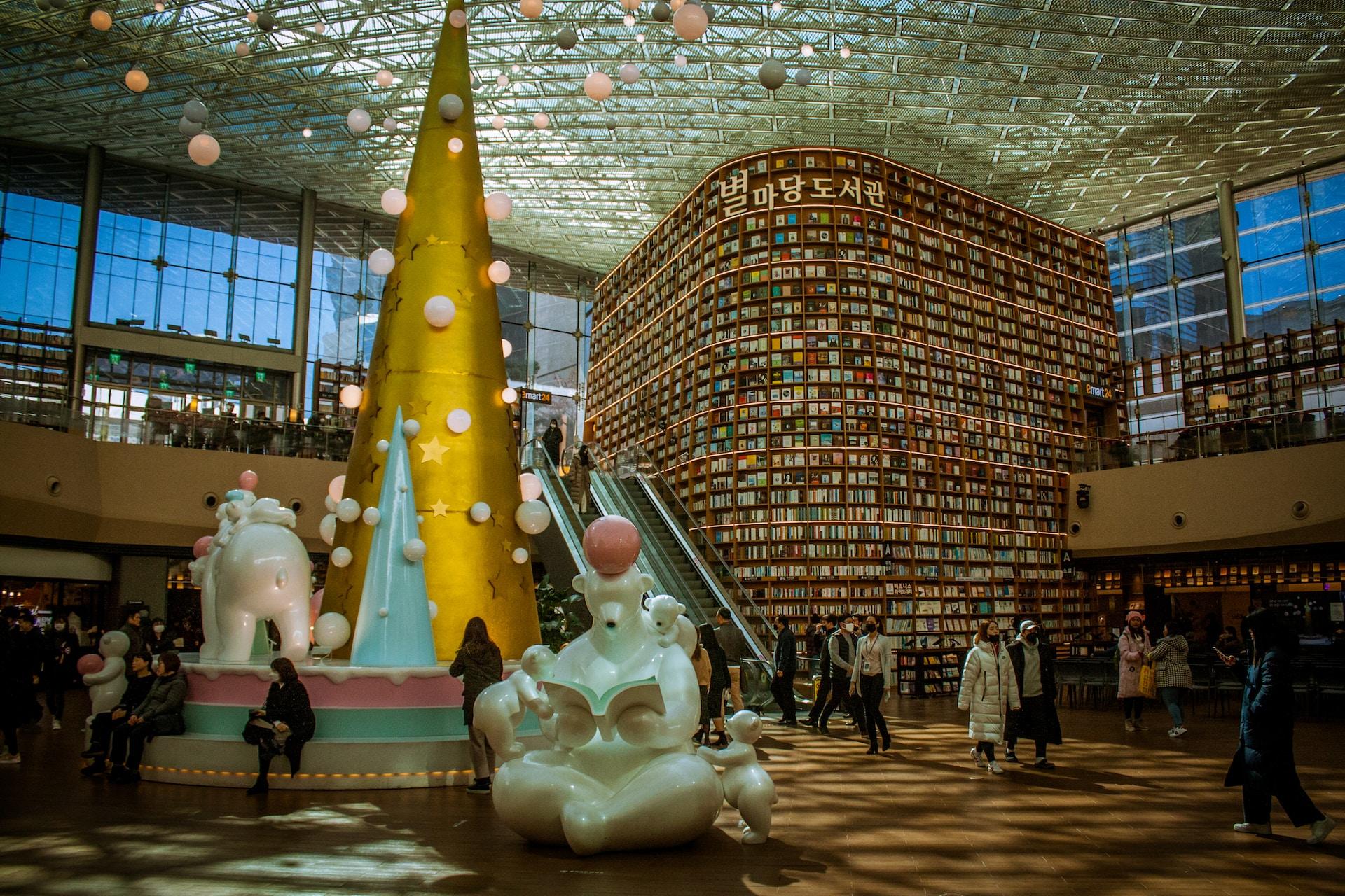 Biblioteca di Seul con statue a forma di orsi