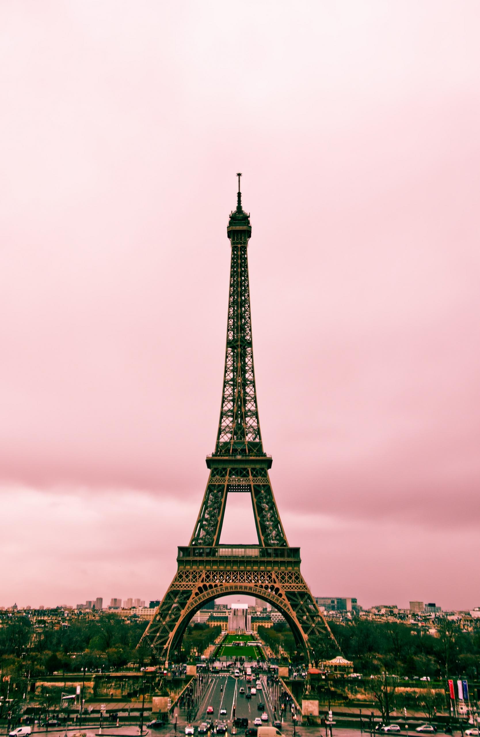 Tour Eiffel con il cielo rosa sullo sfondo