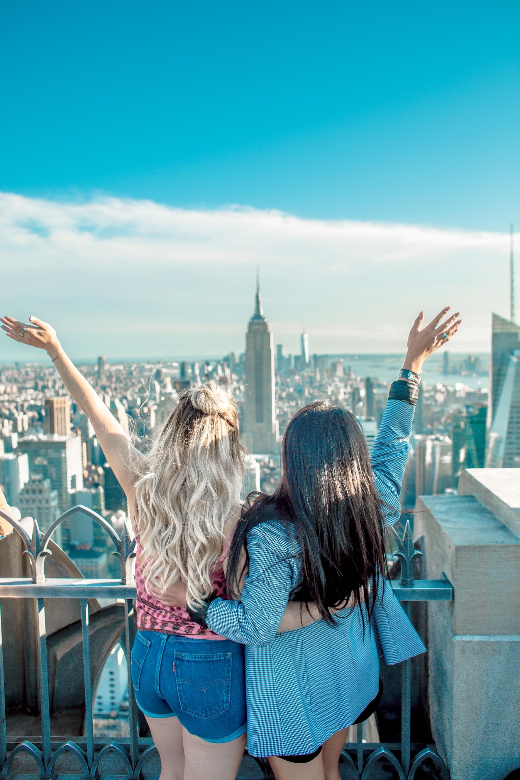 Amiche su grattacielo di New York