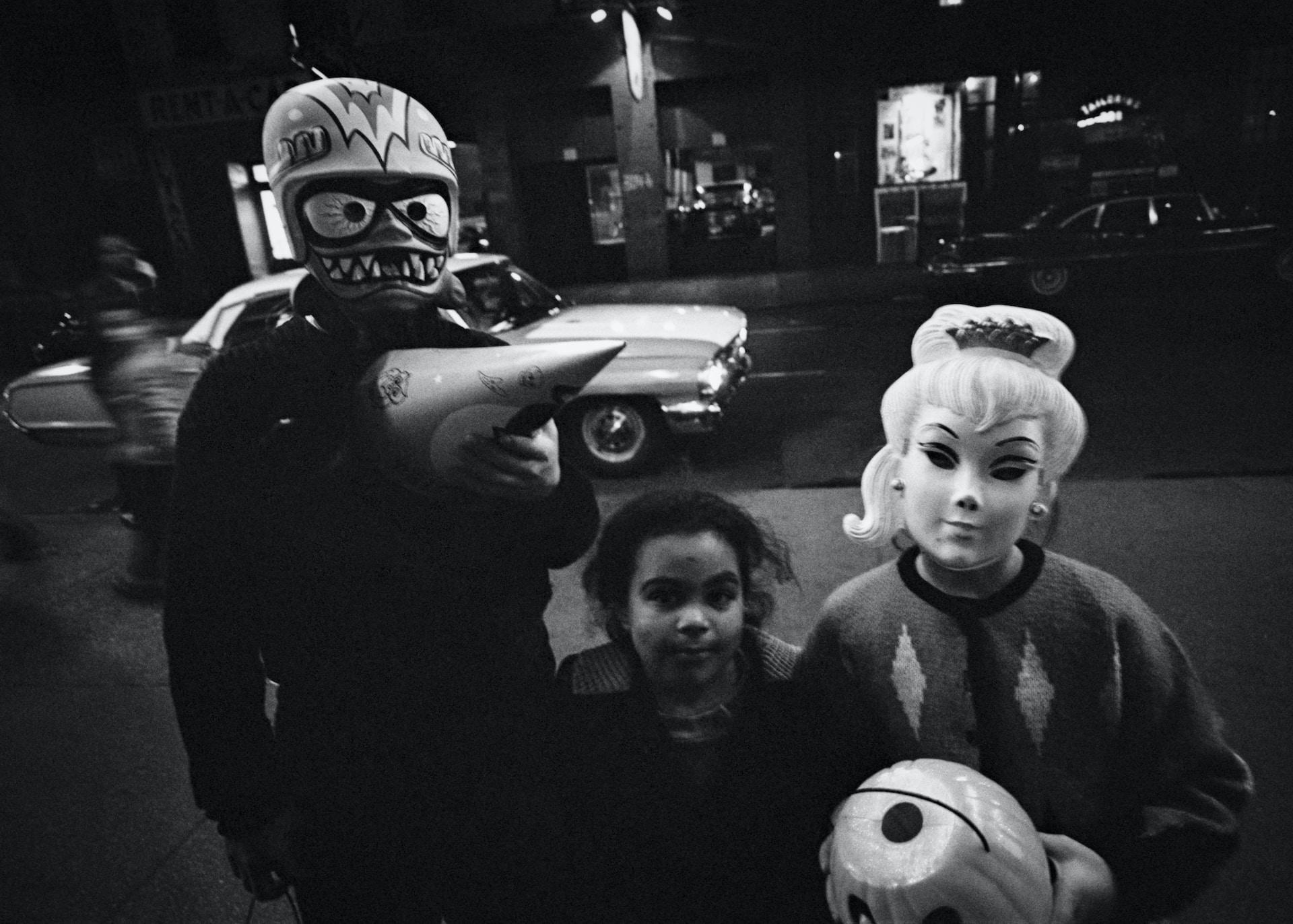 Tre bambini in strada travestiti per la notte di Halloween.