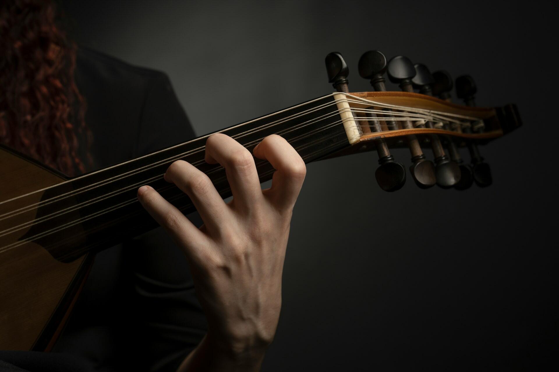 Ragazzo si esercita per capire quanto tempo per imparare a suonare la chitarra,