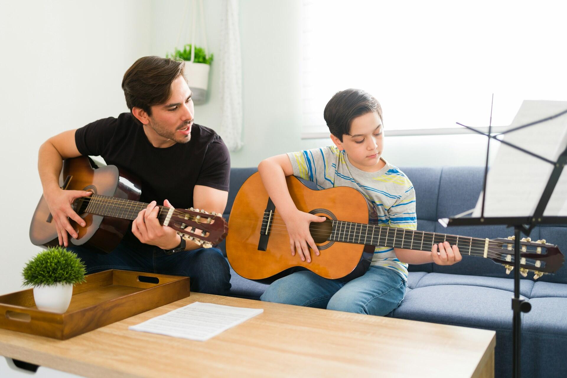 Insegnante e allievo scoprono in quanto tempo si impara a suonare la chitarra