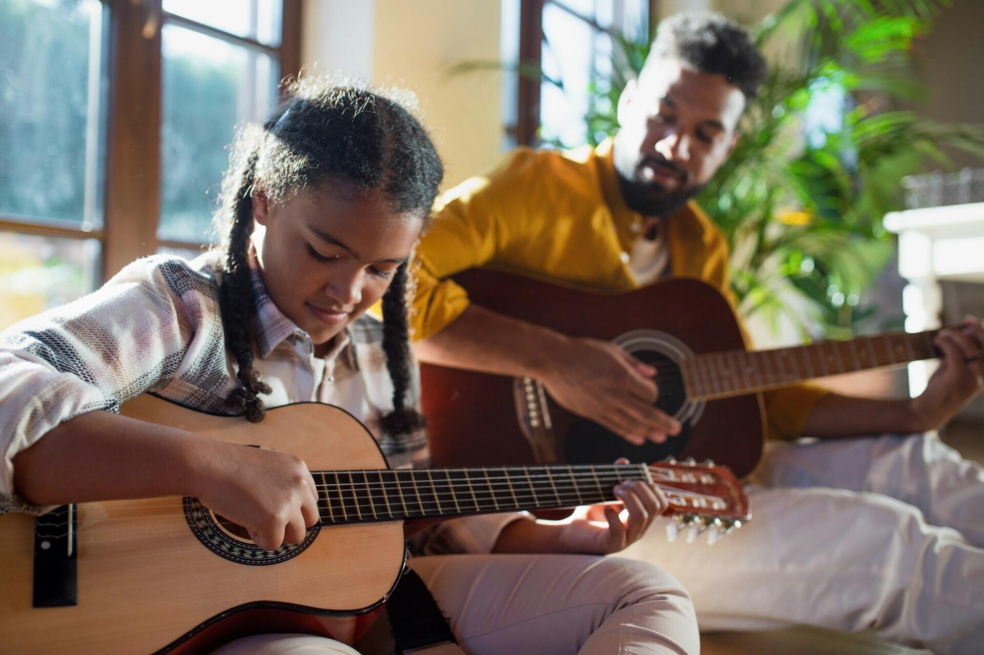 Insegnante e allieva scoprono in quanto tempo si impara a suonare la chitarra