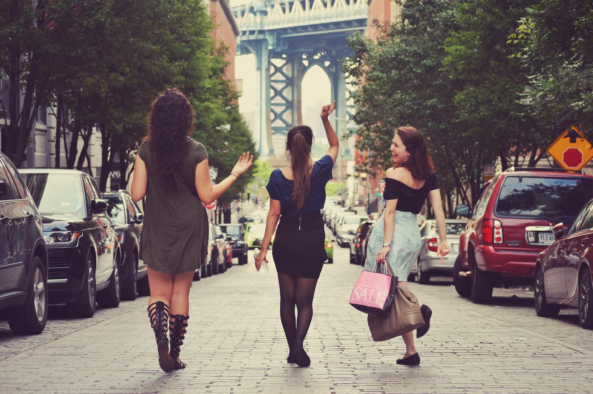 Amiche che camminano a New York