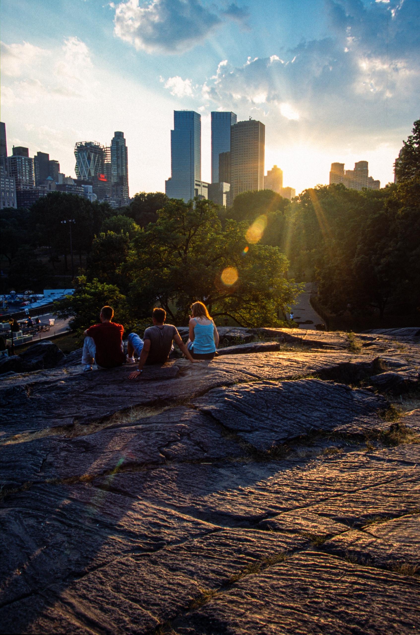 Amici a Central Park al tramonto