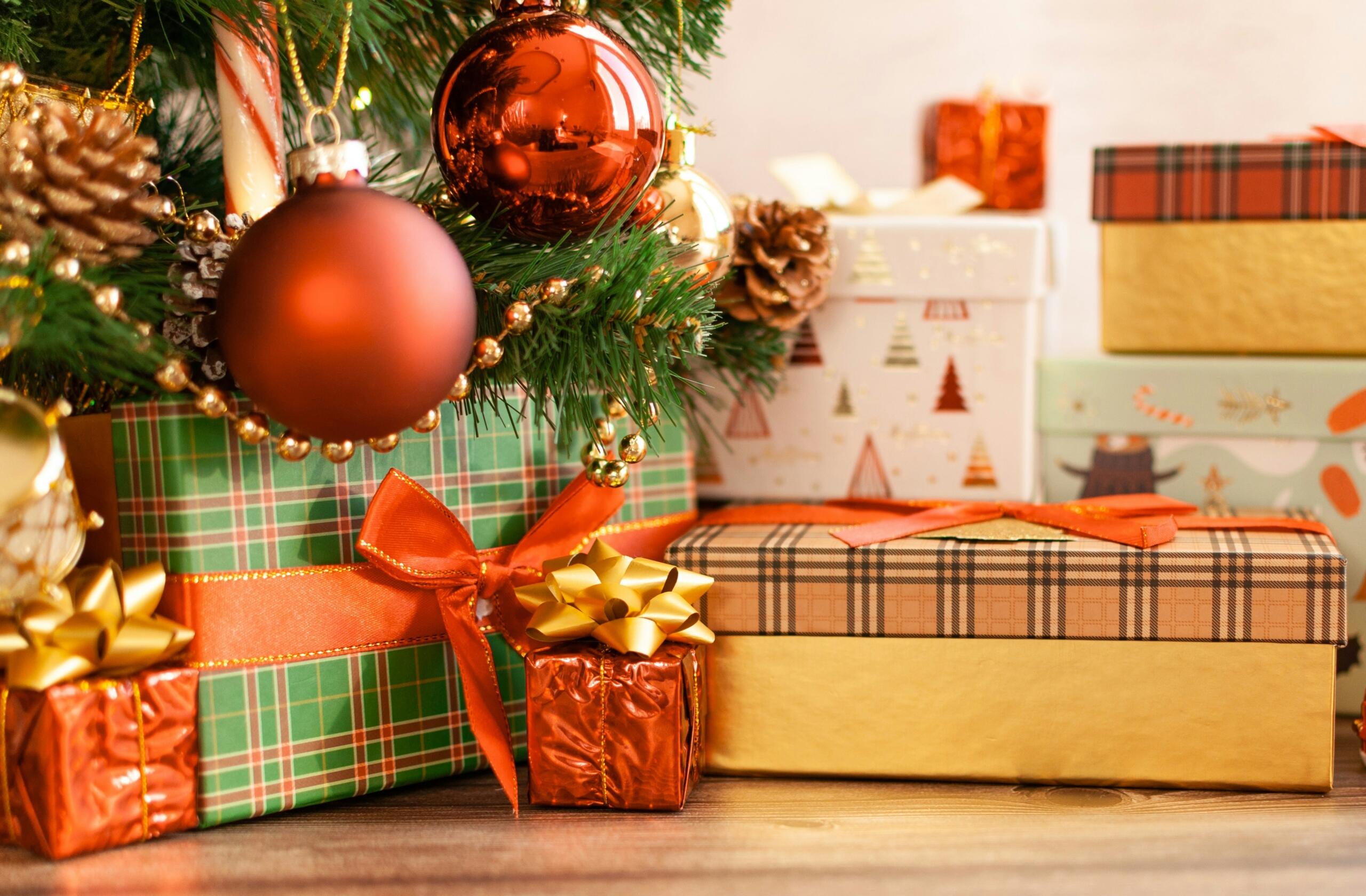 regali sotto albero di Natale